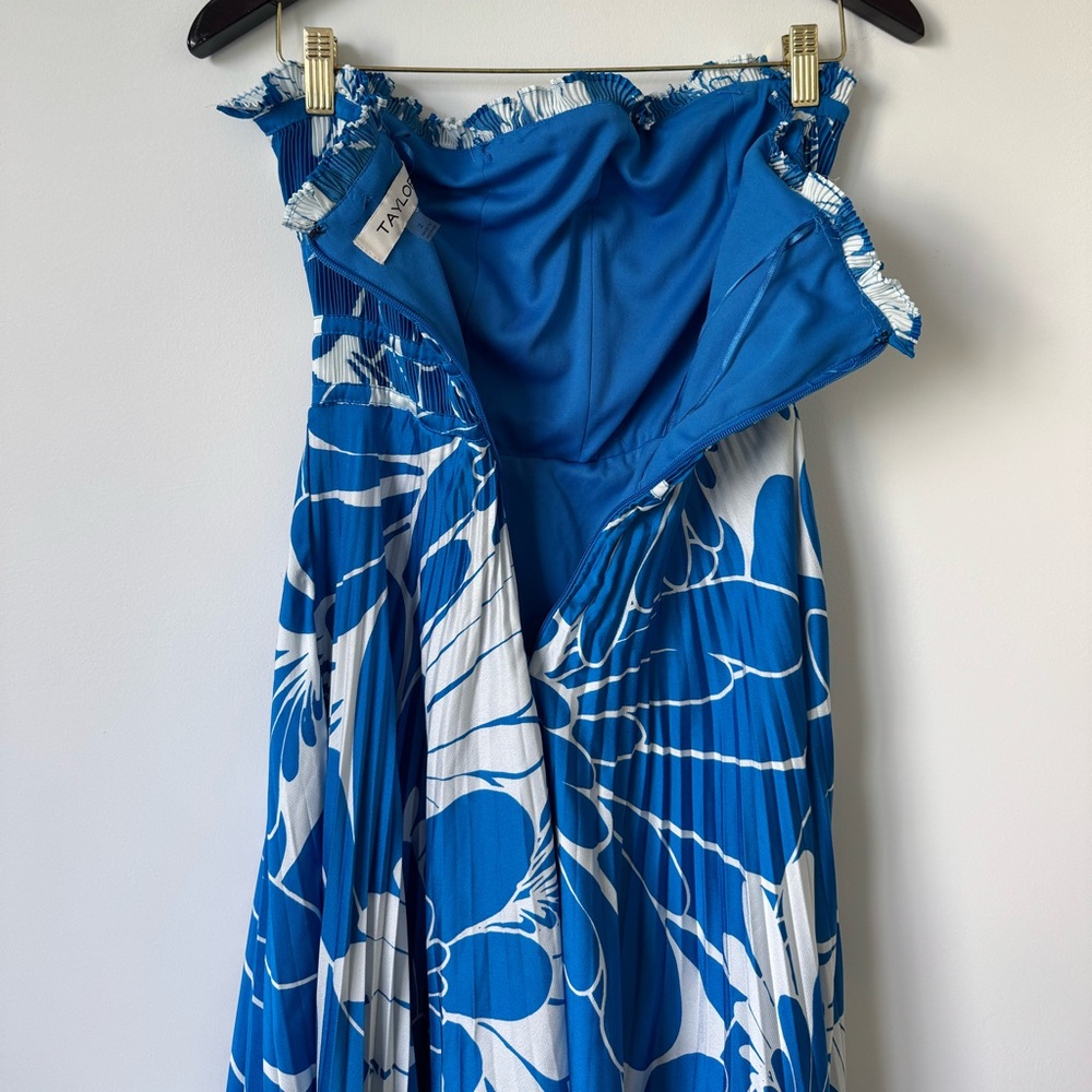 Elegant Blue Floral Strapless Dress - Picture 6 of 13
